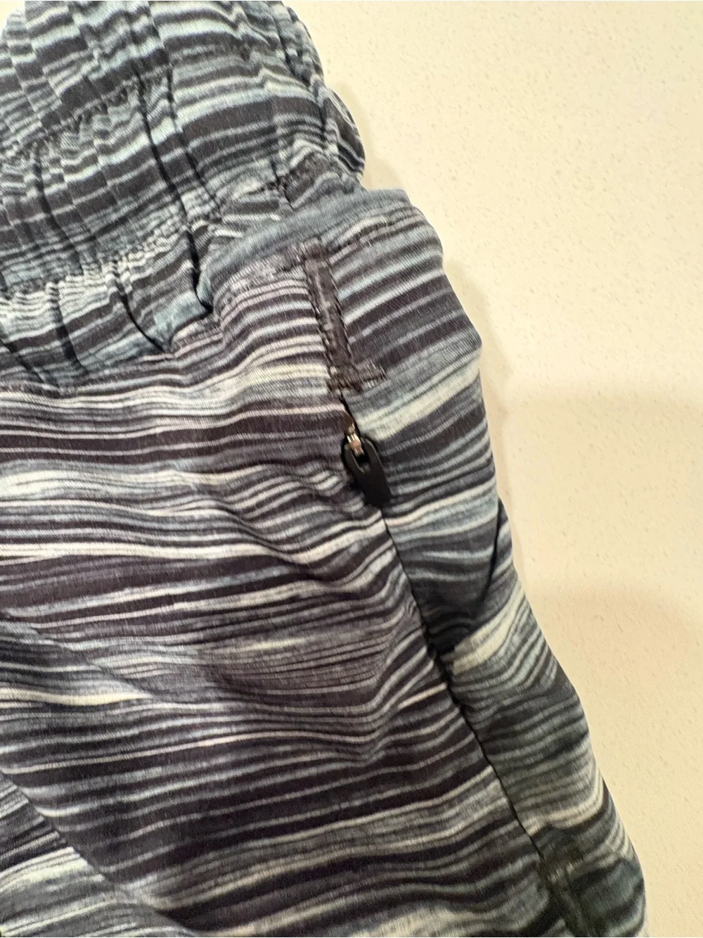 Lululemon Hotty Hot Women's Black/Gray Striped low rise 2.5” Shorts size 4